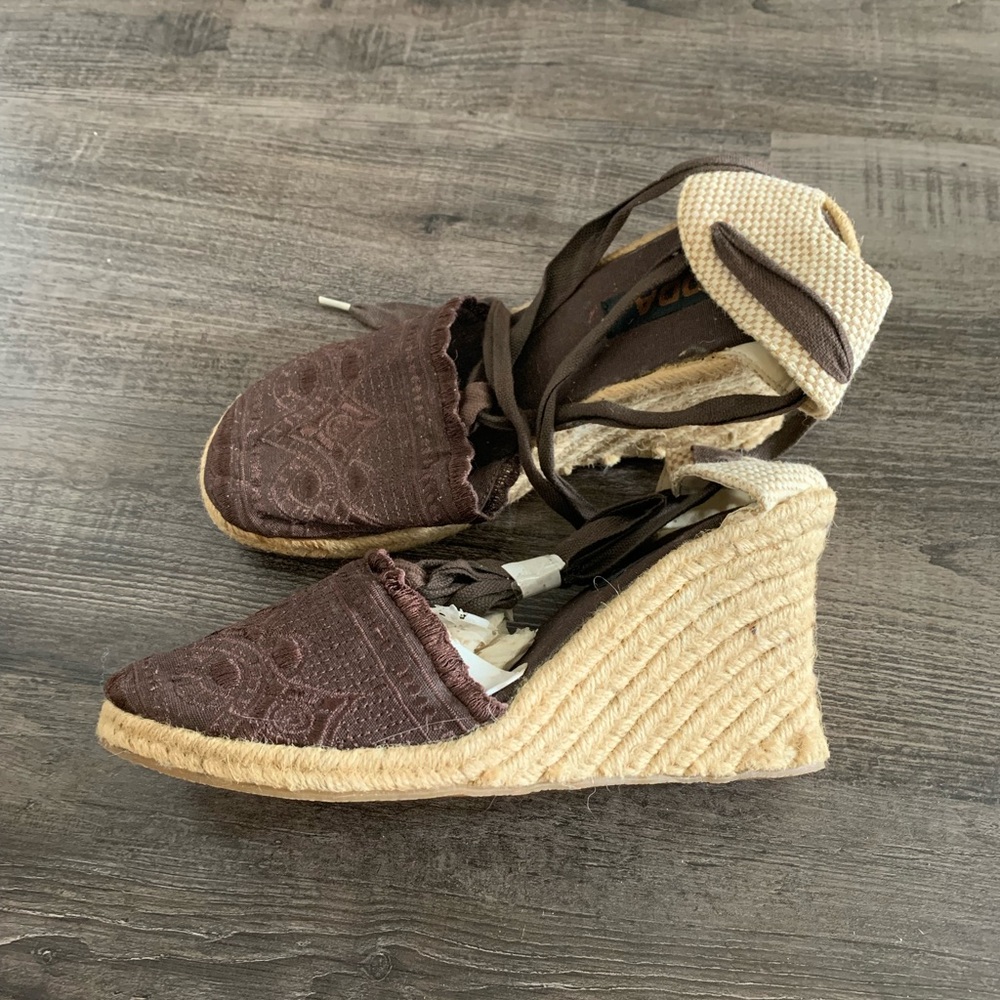 NEW Soda brand Closed toe brown embroidered espadrilles . Size 7.5, runs big .